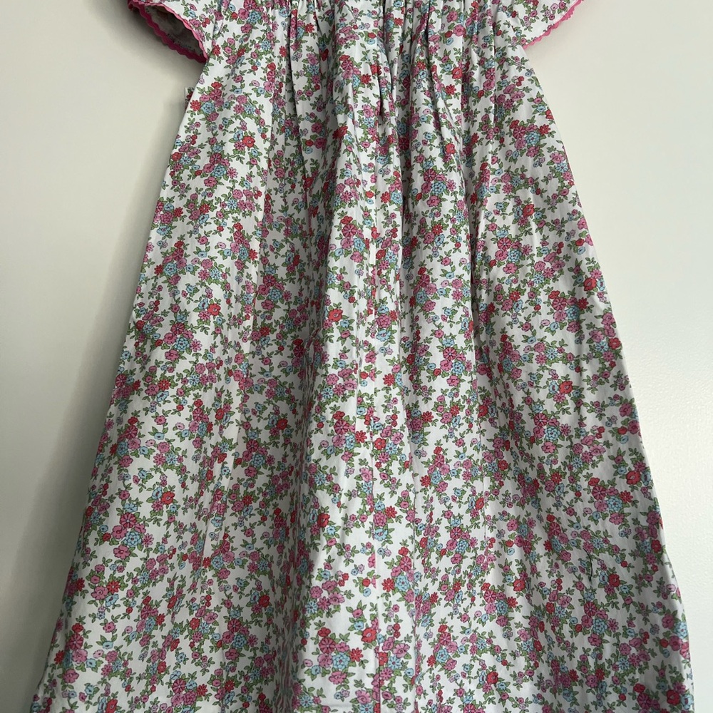 EUC beautiful Anavini Floral Dress. Ric rac around sleeve. Perfect for spring
